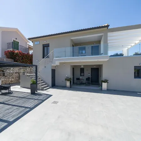 Legantes Luxury With Shared Pool