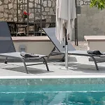 Legantes Luxury With Shared Pool