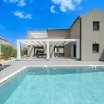 Legantes Luxury With Shared Pool