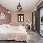 Legantes Luxury With Shared Pool דירה *