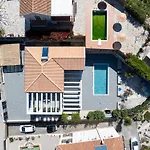 Legantes Luxury With Shared Pool Apartment